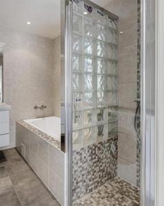 家庭装修卫生间洗手间透明云雾纹空心砖立砌齐缝拼